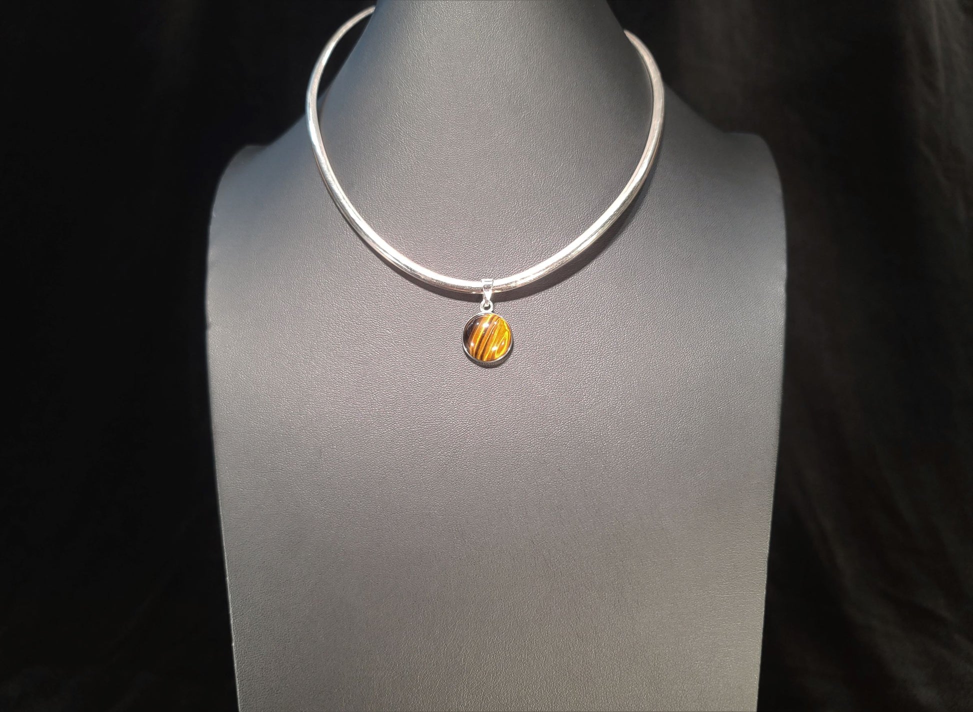 Sterling Silver & Tiger's Eye Pendant - Das Vixen